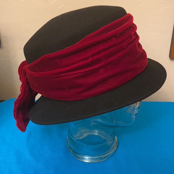 Woman’s Wool Top Hat - Picture 2 of 13